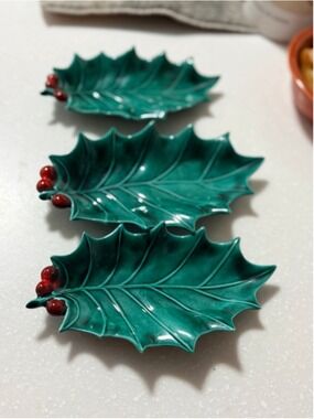 Holland Mold Ceramic Holly Leaf Serving Dishes Set, One Size, Green Red 3 leaves